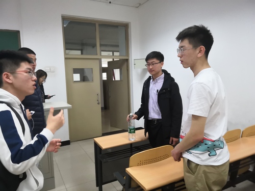 同学们积极提问