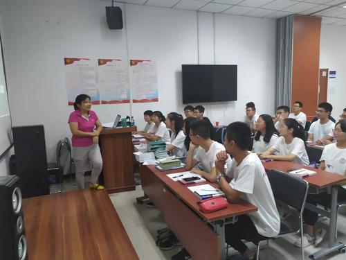 王海英老师向同学们介绍数学专业